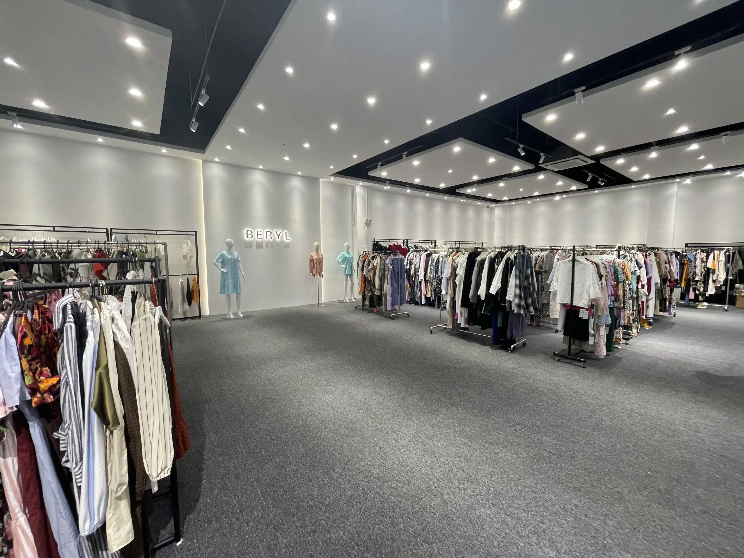 Beryl Fashion is a China-based Women's Fashion Custom Apparel Manufacturer. We offer high-quality OEM/ODM garment processing and private label services. Get reliable, competitive factory pricing directly from our experienced Chinese factory.