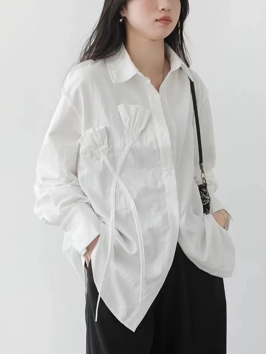 Fringe is far more than a decorative trim; it is a sophisticated textile technique that adds movement, texture, and structural interest to garments and home decor. From the classic Chanel-style tweed edges to high-fashion runway movements, understanding the technical nuances of fringe is essential for modern designers and textile engineers.  In this guide, we explore the types of fringe, manufacturing techniques, and quality control standards required for premium production.