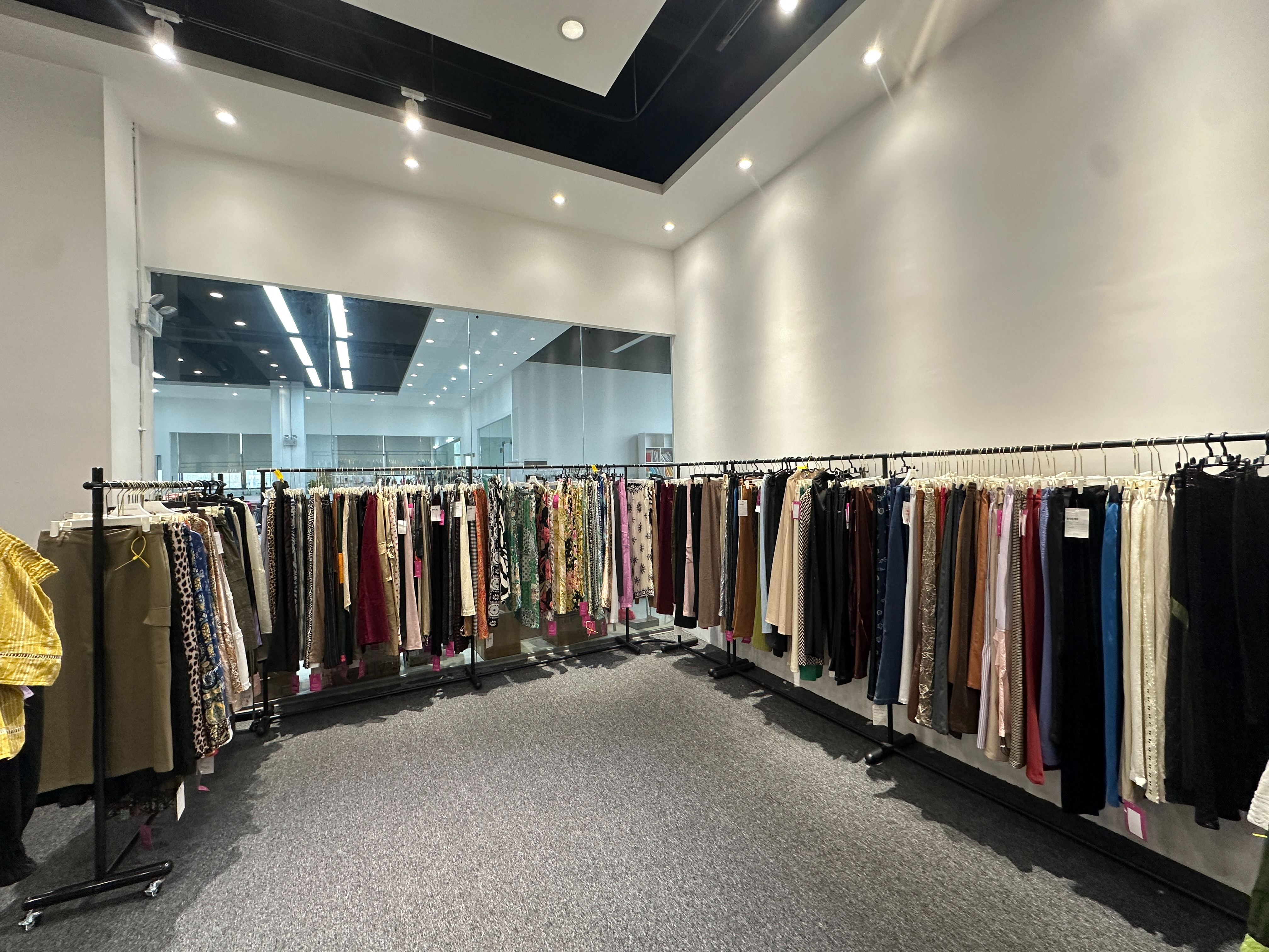 Chanel claims the title of the world's most valuable apparel brand in 2025, surpassing Nike and LV with a valuation exceeding $37 billion. Explore the Brand Finance Apparel 50 2025 rankings and the rise of Chinese giants like Anta and Bosideng.