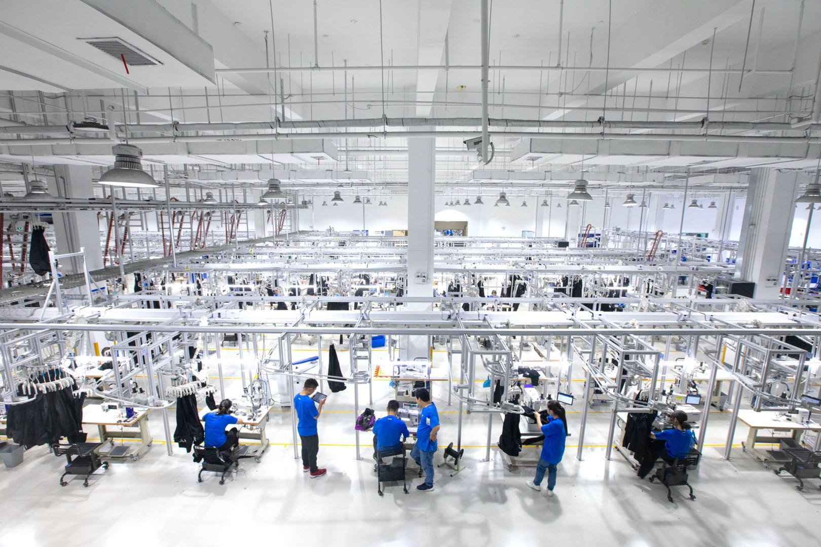 Discover the top 10 garment manufacturing countries in 2025. From China’s industrial dominance to the rapid rise of Vietnam and Bangladesh, we analyze raw material consumption, GDP impact, and the future of the global apparel supply chain.