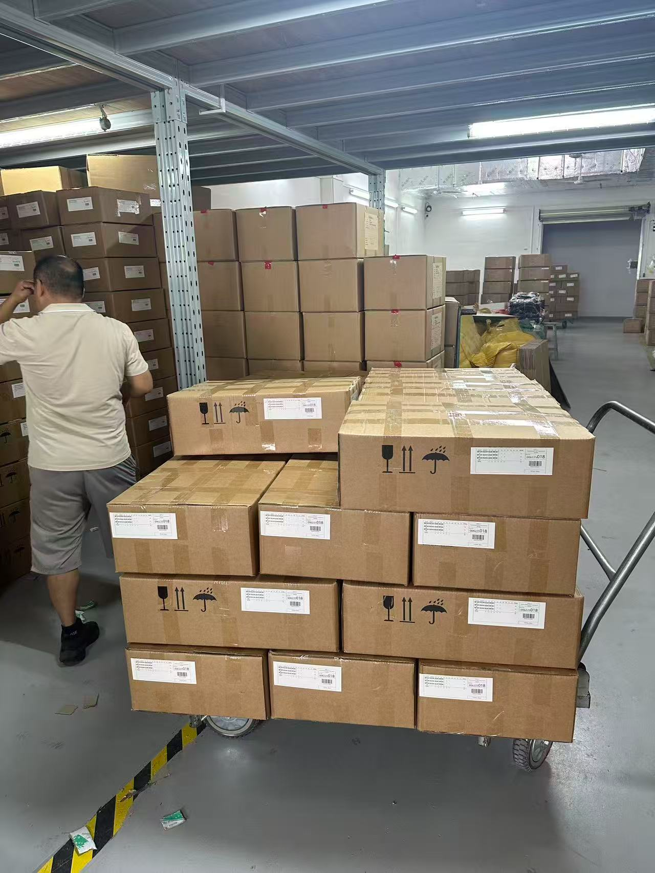 Get an exclusive look inside the busy warehouse of Beryl Fashion, a premier clothing manufacturer in Foshan, China. We are currently shipping our latest bulk custom apparel orders to fashion brands globally. Discover how our strict quality control, country-specific product compliance, and reliable international logistics ensure your high-quality garments arrive perfectly on schedule, ready for retail. Get an exclusive look inside the busy warehouse of Beryl Fashion, a premier clothing manufacturer in Foshan, China. We are currently shipping our latest bulk custom apparel orders to fashion brands globally. Discover how our strict quality control, country-specific product compliance, and reliable international logistics ensure your high-quality garments arrive perfectly on schedule, ready for retail.