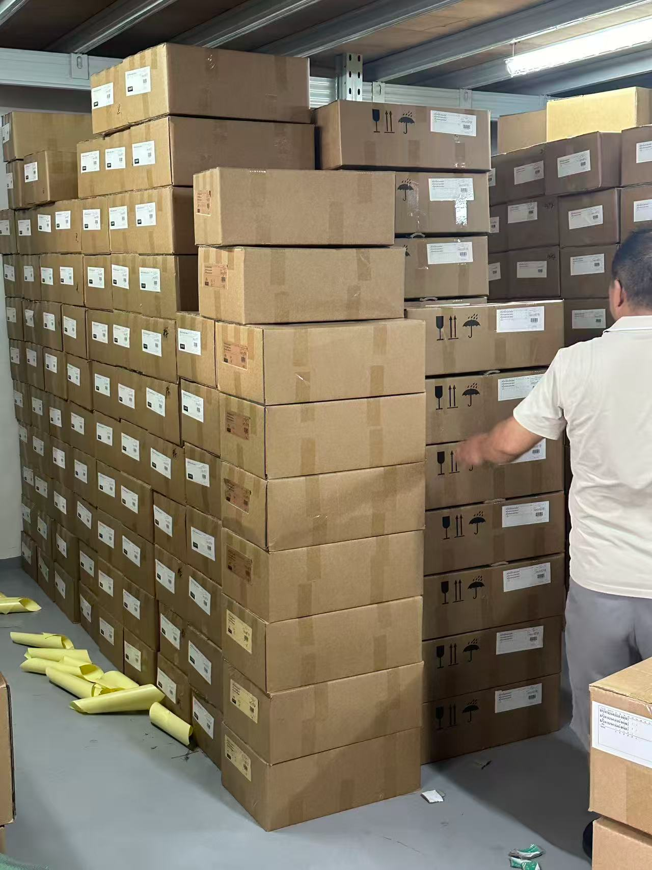 Get an exclusive look inside the busy warehouse of Beryl Fashion, a premier clothing manufacturer in Foshan, China. We are currently shipping our latest bulk custom apparel orders to fashion brands globally. Discover how our strict quality control, country-specific product compliance, and reliable international logistics ensure your high-quality garments arrive perfectly on schedule, ready for retail. Get an exclusive look inside the busy warehouse of Beryl Fashion, a premier clothing manufacturer in Foshan, China. We are currently shipping our latest bulk custom apparel orders to fashion brands globally. Discover how our strict quality control, country-specific product compliance, and reliable international logistics ensure your high-quality garments arrive perfectly on schedule, ready for retail.