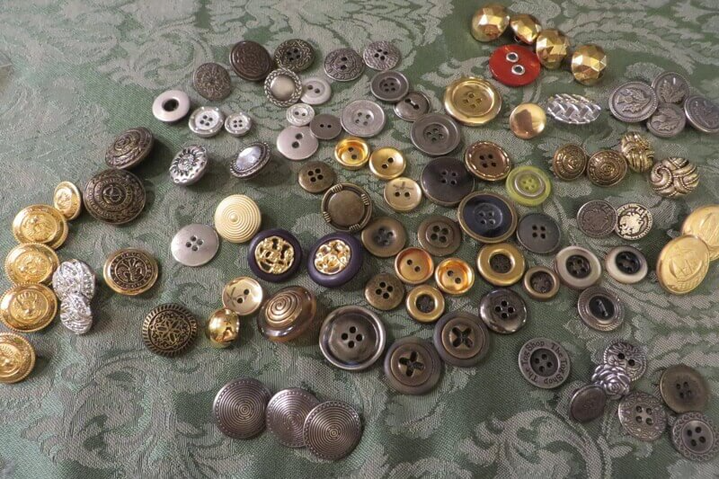 How to Choose the Right Buttons for Clothes: A Complete Guide to Types & Materials